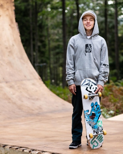 portrait-skateboarder